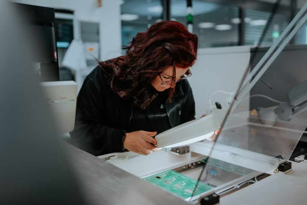 TeraTron Kollegin arbeitet in der Fertigung