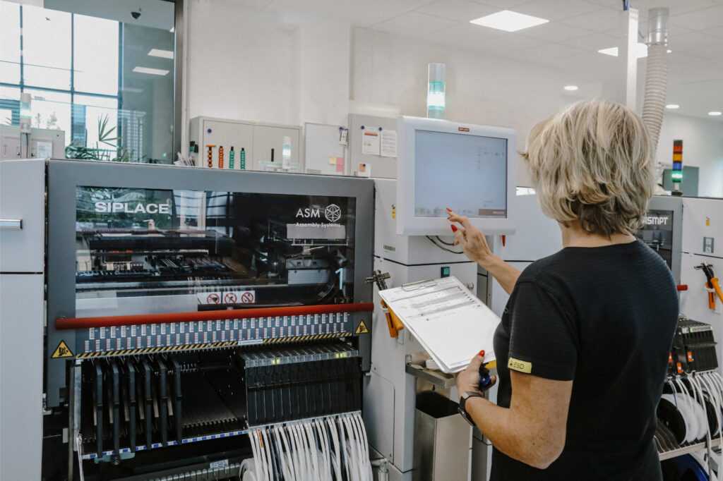 Baugruppe mit Mikrocontroller in der Fertigung bei TeraTron, deren Speicher und Schnittstellen die spätere Software bestimmen