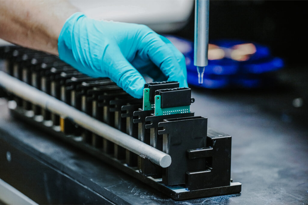 Einsetzen einer Elektronikbaugruppe in einen Prüfadapter bei TeraTron