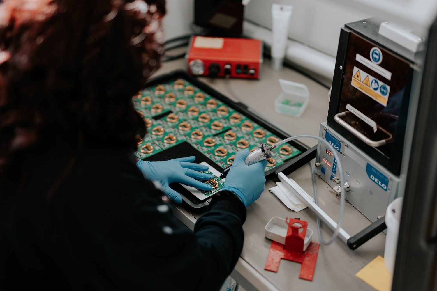 Produktionsarbeiten-bei-TeraTron-in-Gummersbach