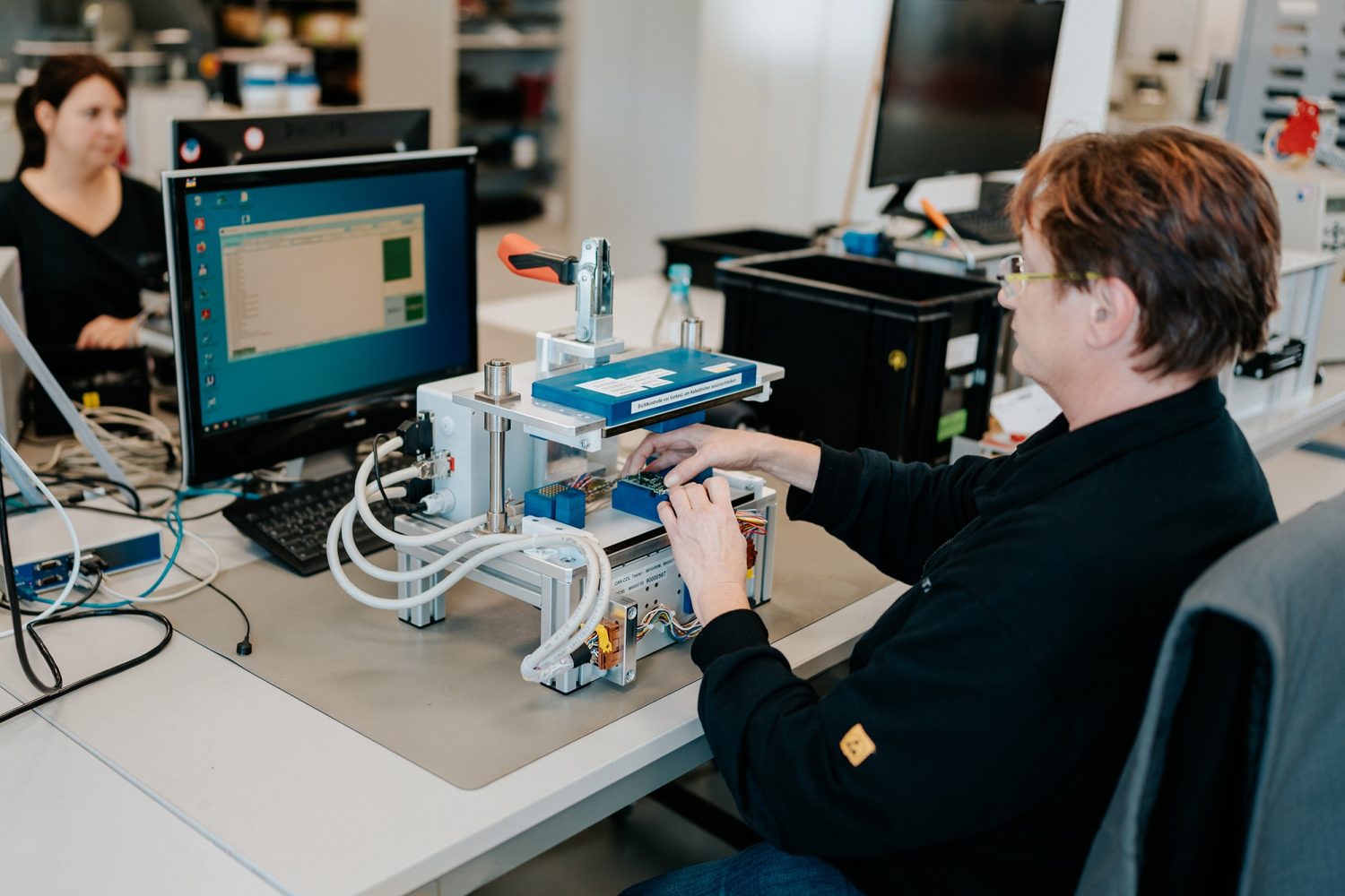 Qualitätskontrolle-bei-TeraTron-GmbH